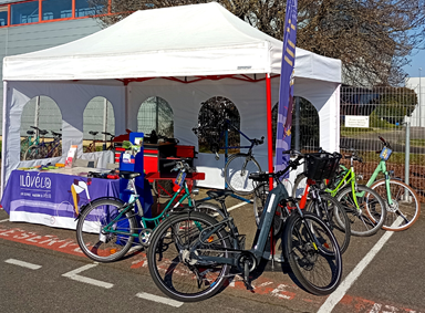 Stand Ilôvélo sur un parking d'entreprise avec présence de vélos au premier plan
