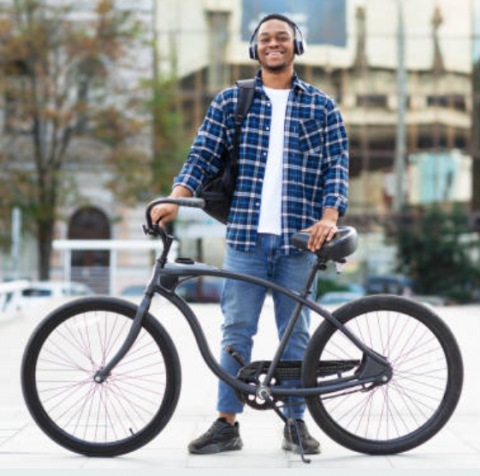 Cycliste posant pour une photo avec son vélo