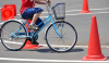 Photo d'un enfant réalisant un parcours à vélo avec des cônes