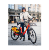 Cycliste posant avec un vélo liO